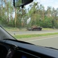kilőtt tank az út szélén